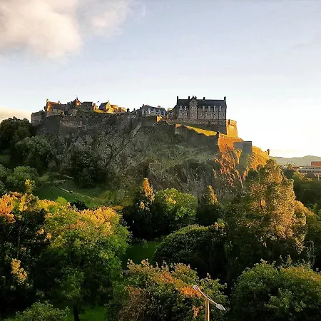 Edinburgh's Dean Village River View Retreat Couette-café