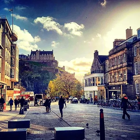 Edinburgh's Dean Village River View Retreat Couette-café