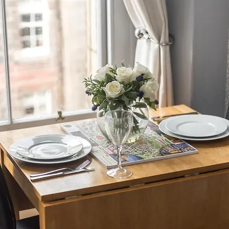 F&o - 1 Bedroom Royal Mile Stunning Castle View Sleeps 2 דירה אדינבורו