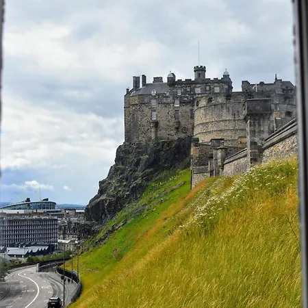 Castle Wynd - Historic Castle Views Central *