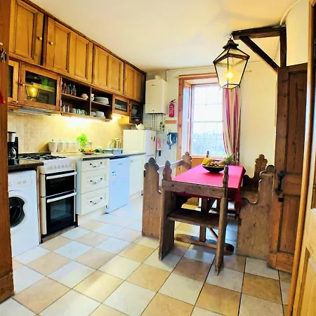 F2 Charming Centre Full Of Character * Edinburgh