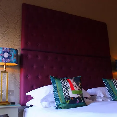 24 Royal Terrace Hotel