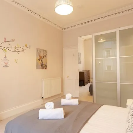 Large & Bright 2bd Flat In إدنبرة