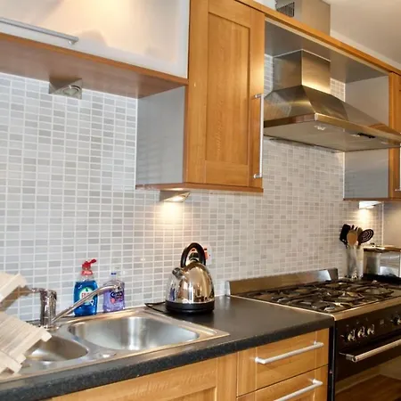 Modern 2 Bedroom Centre Flat