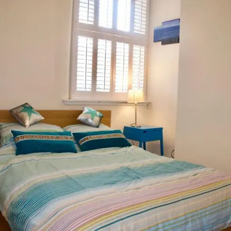 Charming City Centre Flat Sleeps 4 * Edinburgh