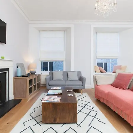 Beautifully Modernised New Town Appartement *