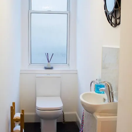 Bright And Cozy Near City Centre Edimburgo