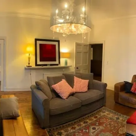 Spacious New Town Flat- City Centre Apartment