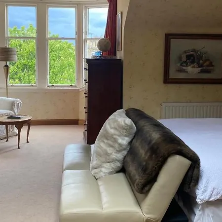 Bed & Breakfast Claremont House 5*