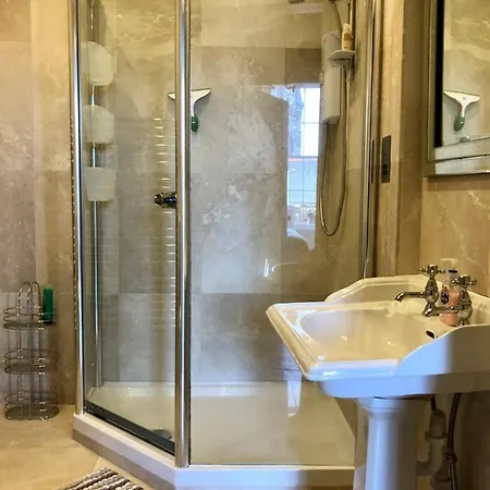 Enormous Luxury 4 Bedroom Apartment *