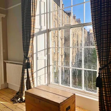 Enormous Luxury 4 Bedroom Apartment Edinburgh