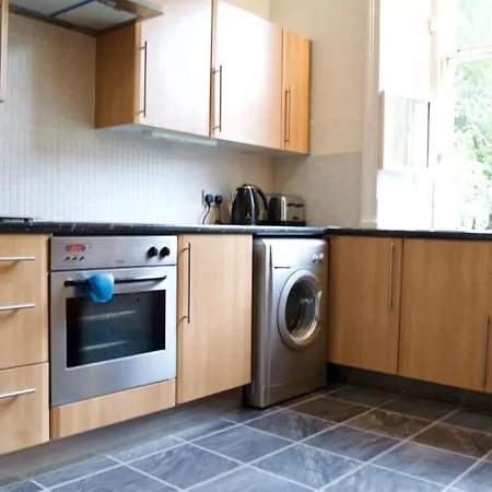 Beautiful Traditional 3 Bedroom In Apartmán