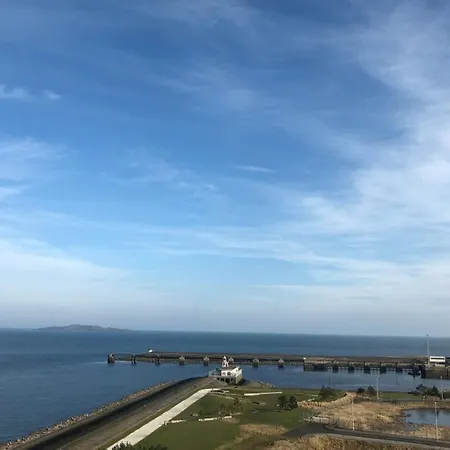 Modern 2 Bedroom Apartment In Leith With Sea Views