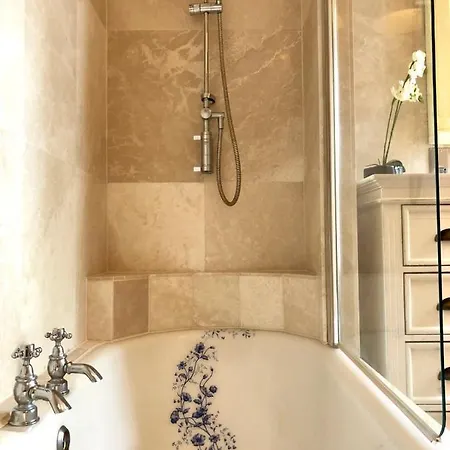Enormous Luxury 4 Bedroom Apartment Edinburgh