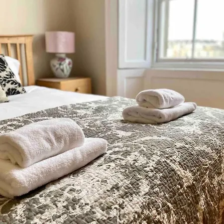 Enormous Luxury 4 Bedroom Apartment *