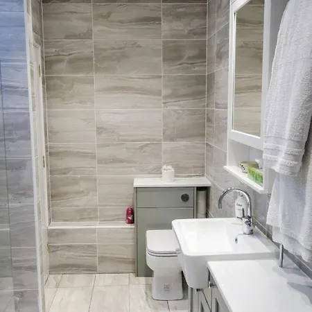 Quiet Ground Floor Mews Flat And Parking Édimbourg