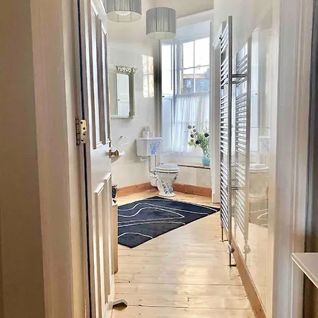 Enormous Luxury 4 Bedroom *