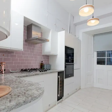 Beautifully Modernised New Town Appartement