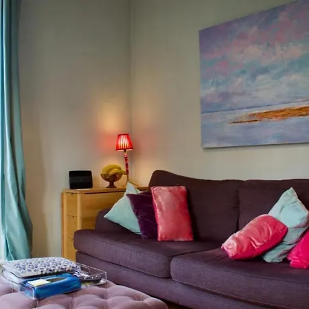 Charming City Centre Flat Sleeps 4 * Edinburgh
