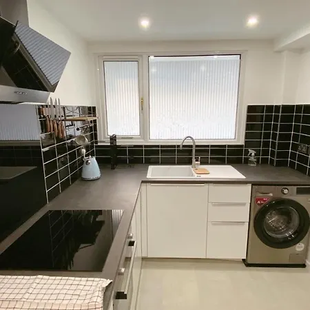 Guest house City Centre Spacious Double Room With En-Suite, Cliff Views & Private Wifi Edinburgh