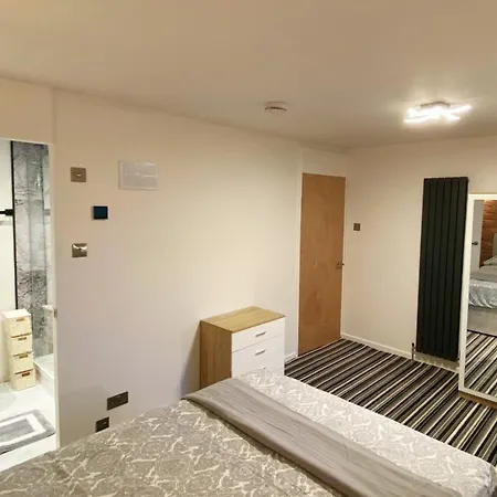 City Centre Spacious Double Room With En-Suite, Cliff Views & Private Wifi
