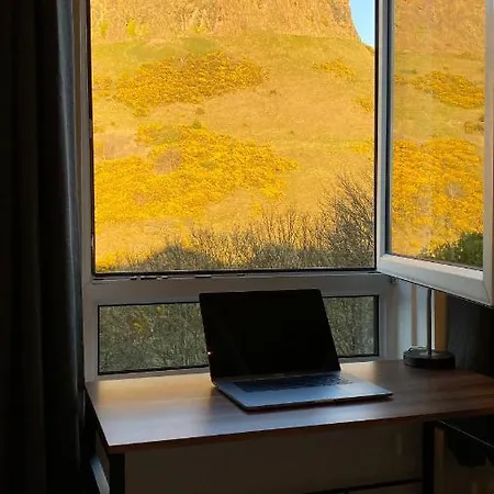 Guest house City Centre Spacious Double Room With En-Suite, Cliff Views & Private Wifi Edinburgh