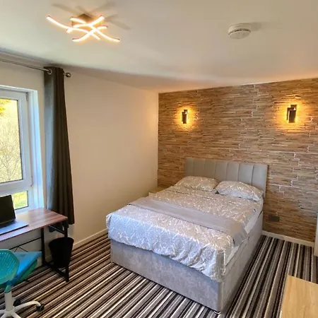 Guest house City Centre Spacious Double Room With En-Suite, Cliff Views & Private Wifi *