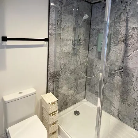 City Centre Spacious Double Room With En-Suite, Cliff Views & Private Wifi *