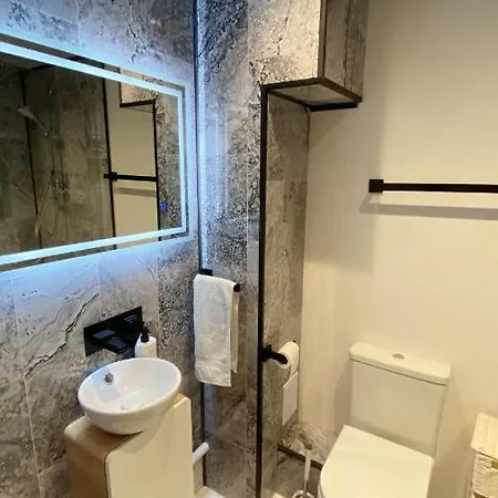 Guest house City Centre Spacious Double Room With En-Suite, Cliff Views & Private Wifi Edinburgh