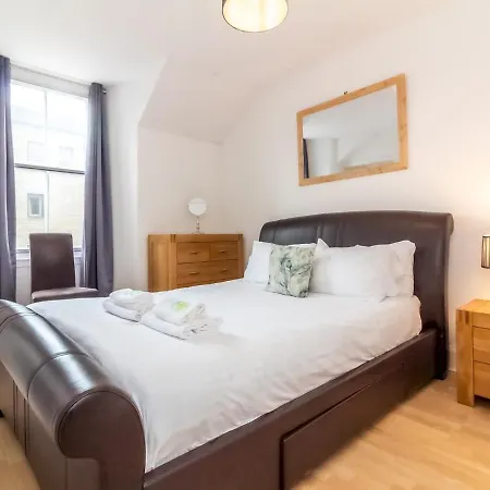 Bright And Cosy Flat At The Heart Of The Old Town - Pass The Keys