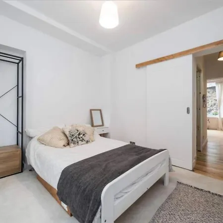 One Bedroom Apartment In Edinburgh City Centre *
