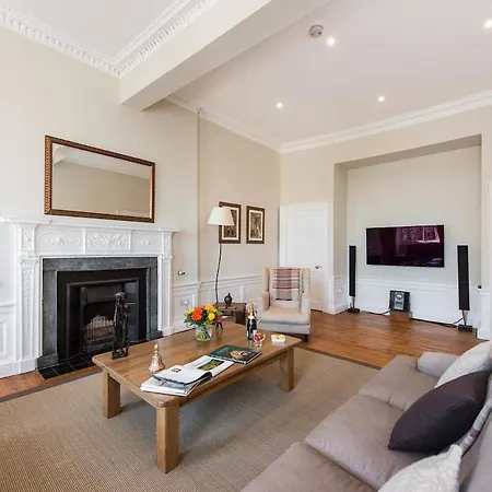 The New Town Idyll @ Dublin Street Apartment