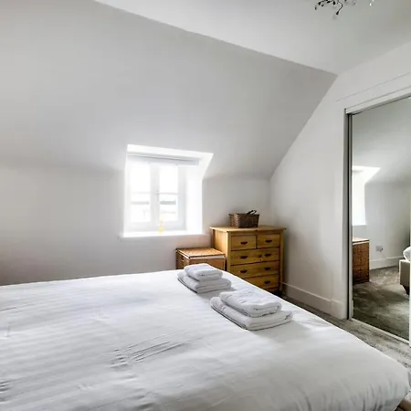 Guestready - Stylish Modern 2Br Flat For 4 - Free Parking Edinburgh