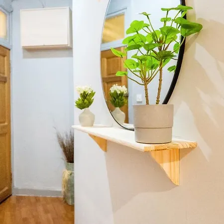 2 Bedroom City Centre Apartment - Near Edinburgh Castle & Haymarket Train Station - Sleeps 6 Apartment *
