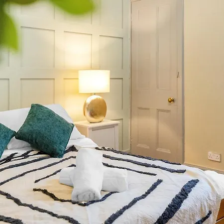 Apartment 2 Bedroom City Centre Apartment - Near Edinburgh Castle & Haymarket Train Station - Sleeps 6