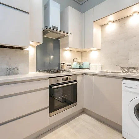 2 Bedroom City Centre Apartment - Near Edinburgh Castle & Haymarket Train Station - Sleeps 6 * Edinburgh