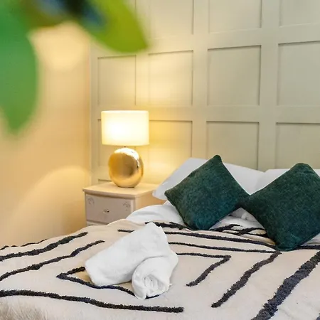 2 Bedroom City Centre Apartment - Near Edinburgh Castle & Haymarket Train Station - Sleeps 6