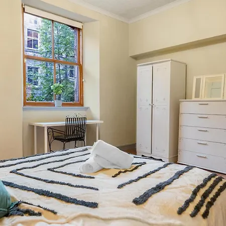 Apartment 2 Bedroom City Centre Apartment - Near Edinburgh Castle & Haymarket Train Station - Sleeps 6 *
