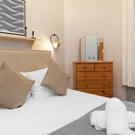 Apartment 2 Bedroom City Centre Apartment - Near Edinburgh Castle & Haymarket Train Station - Sleeps 6 *