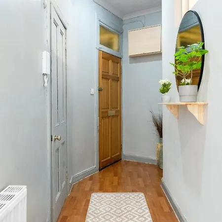 Apartment 2 Bedroom City Centre Apartment - Near Edinburgh Castle & Haymarket Train Station - Sleeps 6 Edinburgh