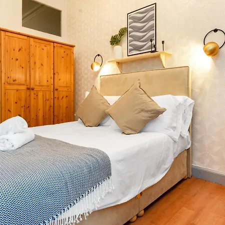 2 Bedroom City Centre Apartment - Near Edinburgh Castle & Haymarket Train Station - Sleeps 6 *