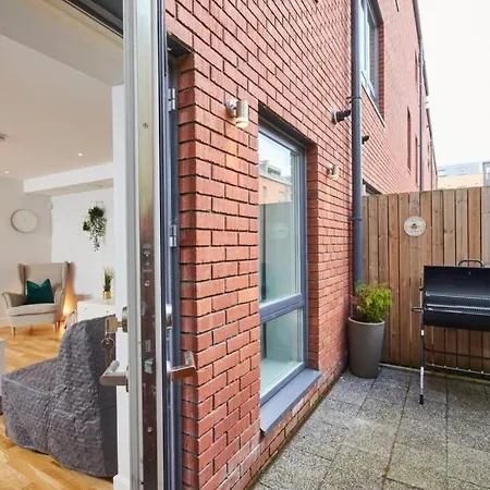 Stunning Townhouse // Sleeps 8 度假居