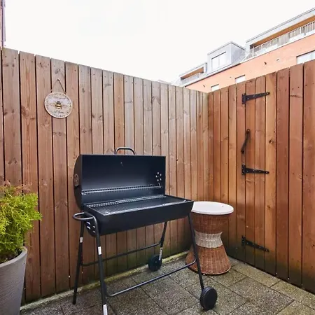 Stunning Townhouse // Sleeps 8 度假居