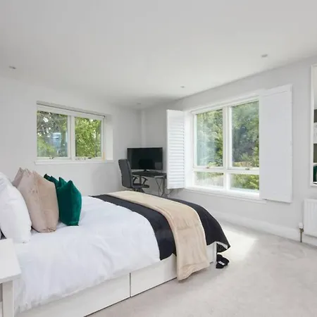 Stunning Townhouse // Sleeps 8 度假居 *