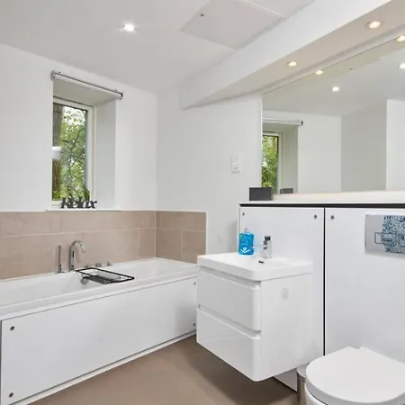 Stunning Townhouse // Sleeps 8 度假居 *