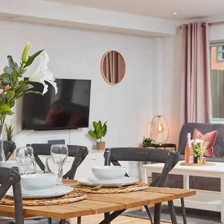 Stunning Townhouse // Sleeps 8 度假居