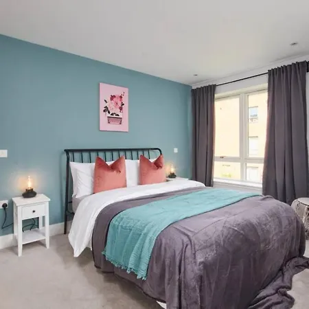 Stunning Townhouse // Sleeps 8 度假居