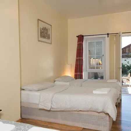 7 Bedroom Townhouse *