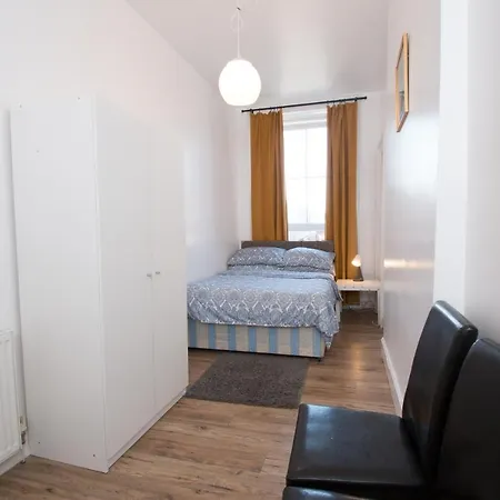 Hébergement de vacances 7 Bedroom Townhouse *