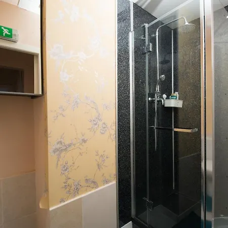 7 Bedroom Townhouse *